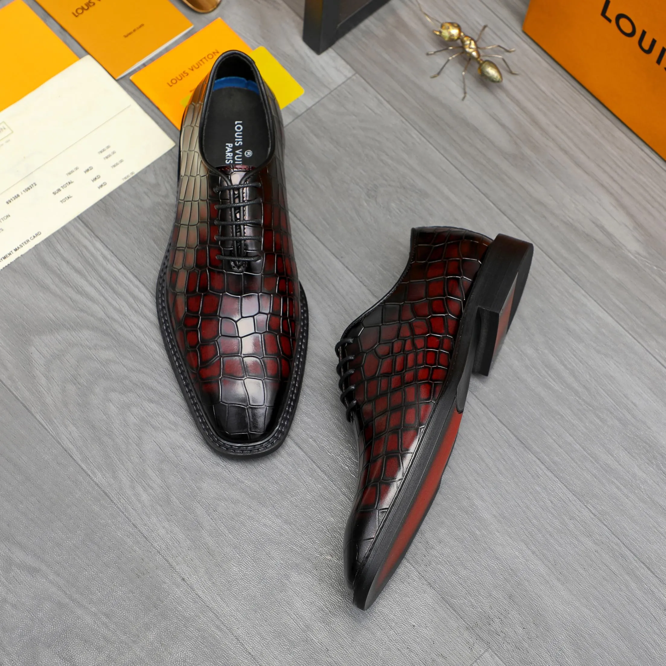 Men's shoes 💰p480 Product trademark: LV (Louis Vuitton) business lace-up leather shoes Regular size: 38-45 (45 is custom-made and non-returnable) Product materials: Selected high-quality color-grabbed stone grain cowhide upper, cowhide lining, rubber outsole